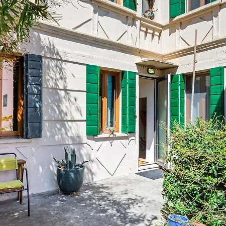 Casa Indipendente Con Giardino *